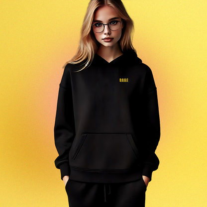 Unisex Hoodie mit beidseitigem Druck: Elon Musk und Doge an einem Schreibtisch – Motiv der fiktiven D.O.G.E.-Behörde
