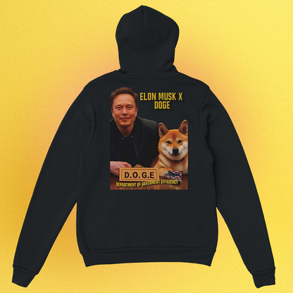Unisex Hoodie mit beidseitigem Druck: Elon Musk und Doge an einem Schreibtisch – Motiv der fiktiven D.O.G.E.-Behörde
