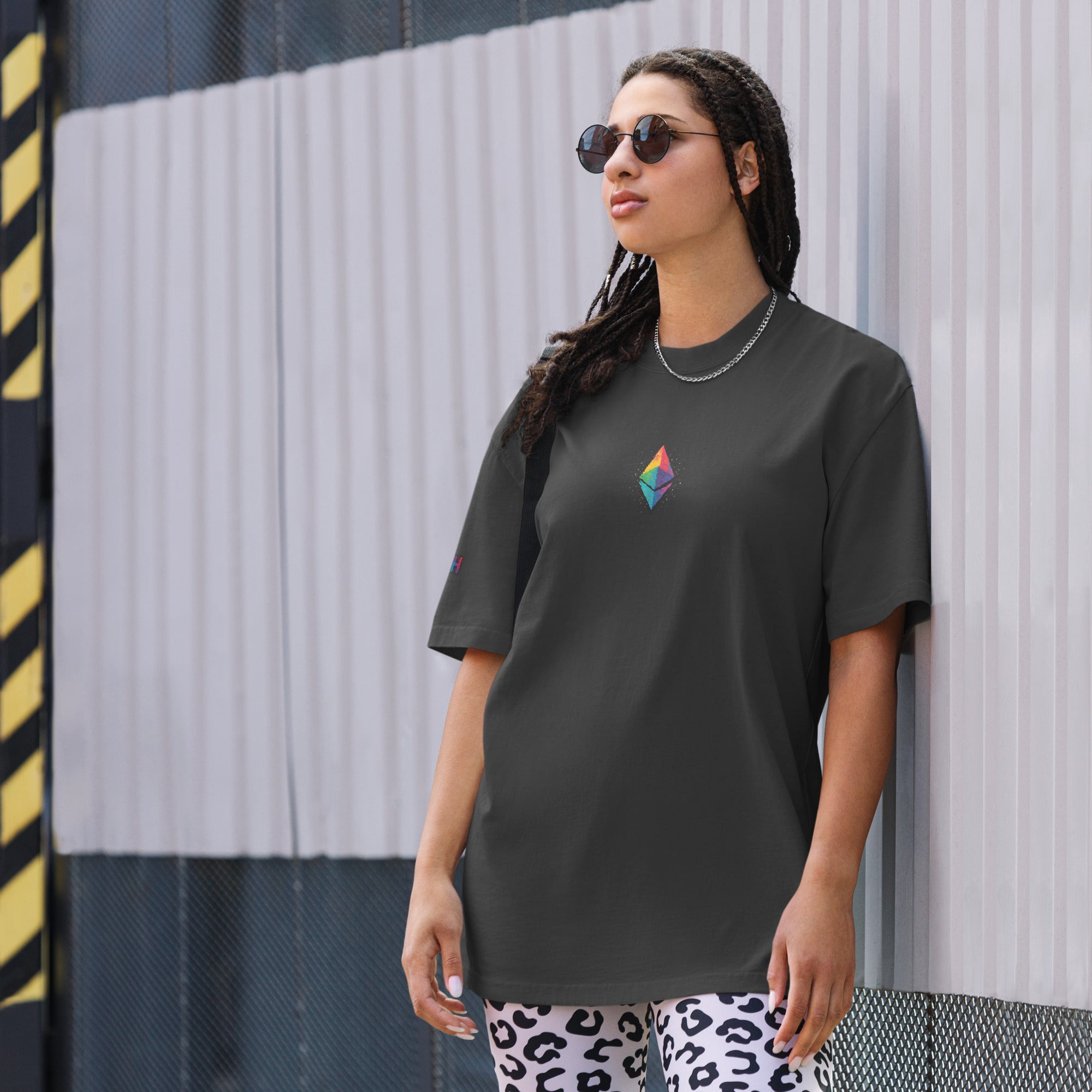 Oversized ETH Ethereum T-Shirt Faded Black mit Diamond Hands Design, kleinem ETH-Logo vorne und ETH-Schriftzug seitlich am Ärmel